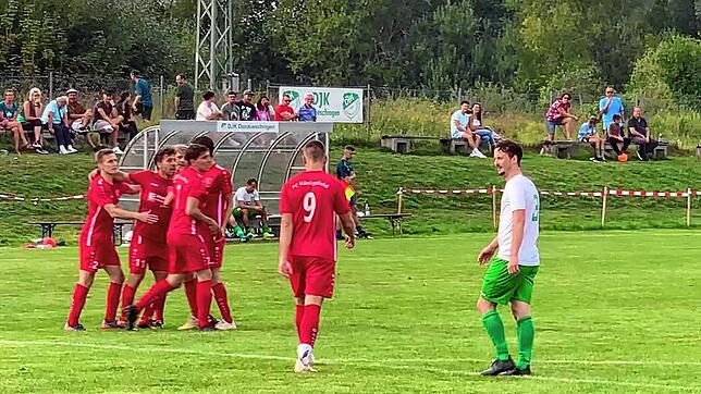 Sechsmal durfte der FC Königsfeld bei der DJK Donaueschingen II jubeln. Dem Gastgeber gelang nur das Ehrentor. Bild: Roger Müller