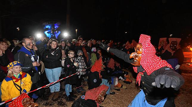 Bild 21: Konstanzer Fasnacht: Im Uniwald tanzen Narren und Mäschgerle am Feuer