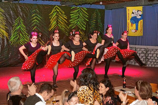 Das Damenballett zeigt als „Dancing Mädels“, dass sich auch in kleiner Besetzung eine abwechslungsreiche Choreografie gelingt.