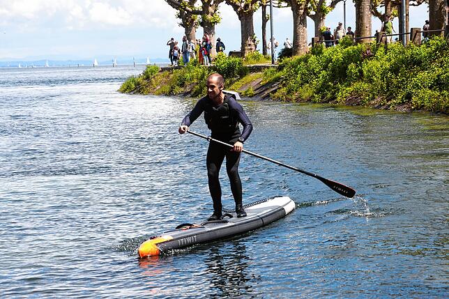 Bild 23: Auf zum SUP-Rennen! Bei der Bodenseewoche 2024 messen sich die Paddler im Wettstreit