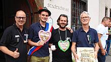 Sie hatten ihren Spaß: Bockgötti Markus Roth, Junggesellen-Zunftmeister Andreas Laubis, Bockgewinner Oliver Novak und Ehrenzunftmeister ...