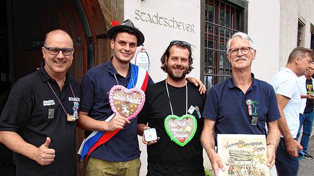 Sie hatten ihren Spaß: Bockgötti Markus Roth, Junggesellen-Zunftmeister Andreas Laubis, Bockgewinner Oliver Novak und Ehrenzunftmeister ...