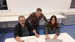 Bei ihnen laufen die Fäden zusammen: Das Team der neuen Dorfchronik um Hans-Peter Meß (von links), Bernhard Lutz und Lisa Engesser ...