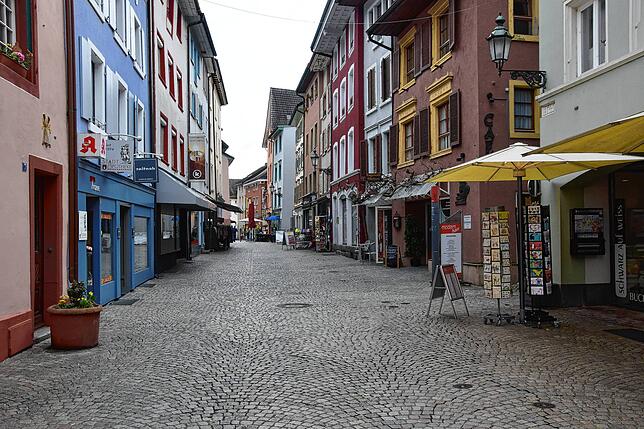 Die historische Altstadt lädt viele Touristen zum Verweilen in Bad Säckingen ein.