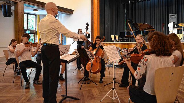 Johannes Eckmann dirigiert das Junge Kammerorchester. Es zeigt beim Sommerkonzert der Musikschule Markdorf, dass sich Zusammenspiel und ...