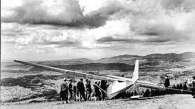 Ein Segelflieger wartet im Mai 1955 bei Hütten auf den Start. Im Hintergrund sind das Wehratal, der Dinkelberg und der Südschwarzwald zu ...