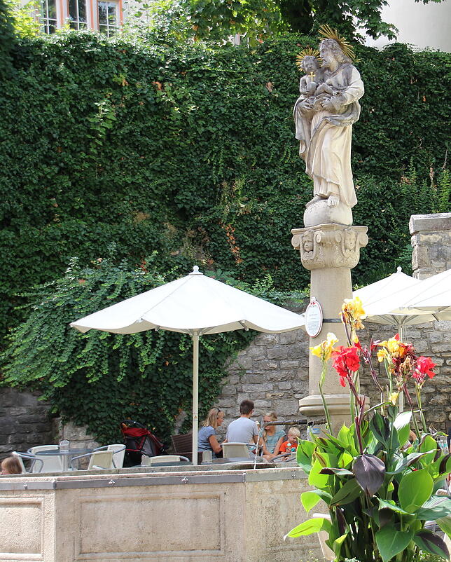 Der Josef-Brunnen steht gegenüber des Tiengener Rathauses und zeigt Josef mit dem Christkind auf dem Arm. 1735 wurde sie vom Tiengener ...
