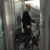In den Aufzug von der Bahnhofsunterführung zum Franziskusplatz passt kein Fahrrad. Ralf Hoppe vom ADFC macht den Test.