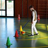 Valentin ist 13 und liebt Bewegung. Bei einem physiotherapeutischen Einzelangebot kann er sich in der Halle austoben.