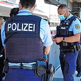 Ein junger Mann wird am Bahnhof kontrolliert. Er wird wütend – sagt, er wird immer wieder aus der Masse herausgezogen.