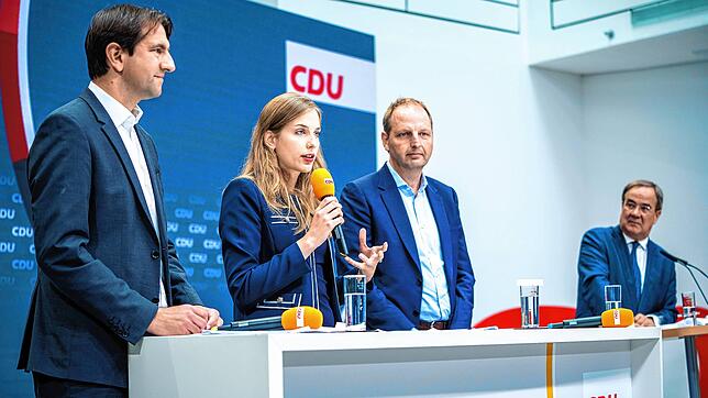 Armin Laschets (rechts) präsentiert sein Trio fürs Klima (von links): CDU-Fraktionsvize Andreas Jung, die Bremer JU-Chefin Wiebke Winter ...