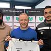 Zurück beim FC 08 Villingen: Sportvorstand Arash Yahyaijan und Trainer Marcel Yahyaijan begrüßen Daniel Wehrle. Bild: Verein