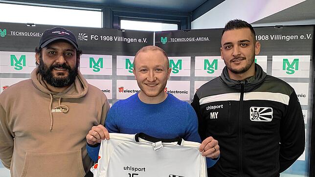 Zurück beim FC 08 Villingen: Sportvorstand Arash Yahyaijan und Trainer Marcel Yahyaijan begrüßen Daniel Wehrle. Bild: Verein