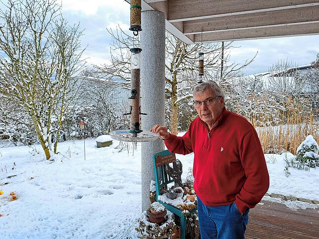 Erster Sprecher des Natuschutzbundes Görwihl Rudi Apel zeigt die Futtersilos in seinem Garten