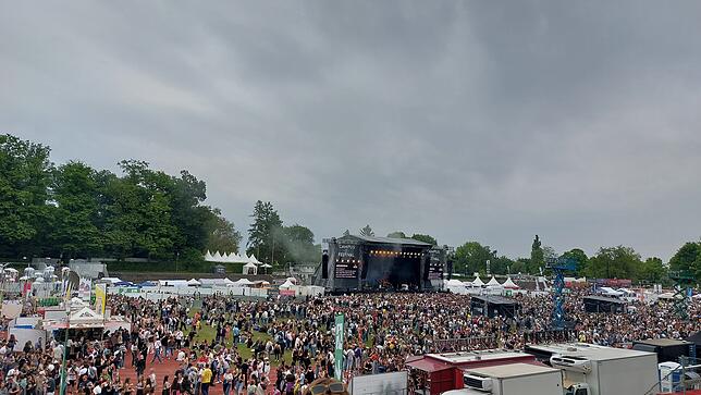 Riesig: Die Hauptbühne des Campus-Festivals ist enorm, und das Ereignis nimmt nicht nur das Stadion, sondern auch die Umgebung in Anspruch.