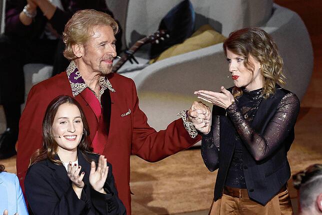 Die Wettkönigin Julia Reichert wirft Moderator Thomas Gottschalk bei der ZDF-Show „Wetten, dass..?“ eine Kusshand zu.