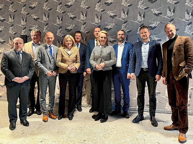 Sie unterzeichneten den Appell an die Landespolitik (von links): Bürgermeister Simon Blümcke (Ravensburg), OB Andreas Brand ...