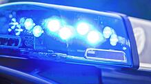 Ein Polizeiauto mit eingeschaltetem Blaulicht (Symbolfoto). Ein Motorradfahrer ist bei Küssaberg-Bechtersbohl gestürzt.