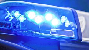 Ein Polizeiauto mit eingeschaltetem Blaulicht (Symbolfoto). Ein Motorradfahrer ist bei Küssaberg-Bechtersbohl gestürzt.