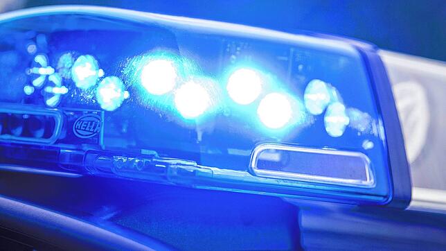 Ein Polizeiauto mit eingeschaltetem Blaulicht (Symbolfoto). Ein Motorradfahrer ist bei Küssaberg-Bechtersbohl gestürzt.
