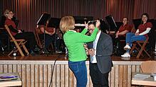Stellvertreterin Doris Schütz legt dem neuen Bürgermeister Fabio Jenisch die Amtskette um. Foto: Ralph Fautz