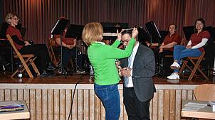 Stellvertreterin Doris Schütz legt dem neuen Bürgermeister Fabio Jenisch die Amtskette um. Foto: Ralph Fautz