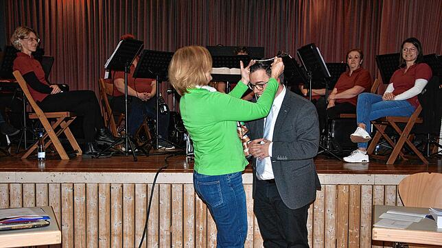 Stellvertreterin Doris Schütz legt dem neuen Bürgermeister Fabio Jenisch die Amtskette um. Foto: Ralph Fautz