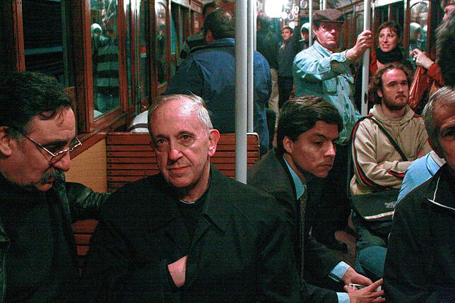 Der damalige Kardinal Jorge Mario Bergoglio (2.v.l) und spätere Papst Franziskus fährt im Jahr 2008 in der U-Bahn in Buenos Aires.