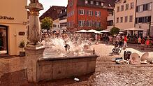 Das war einfach zu verlockend: Nachdem Guggenmusiker am Promenadenfest-Samstag ihrem Publikum auf der Hofstatt alles aufboten, lechzten ...