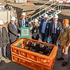 Mit einer Zeitkapsel verewigten sich (v.l.) Eric Ammann (Senior Project Director, Lonza), Peter Droc (Head of Drug Product Services, ...