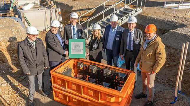 Mit einer Zeitkapsel verewigten sich (v.l.) Eric Ammann (Senior Project Director, Lonza), Peter Droc (Head of Drug Product Services, ...