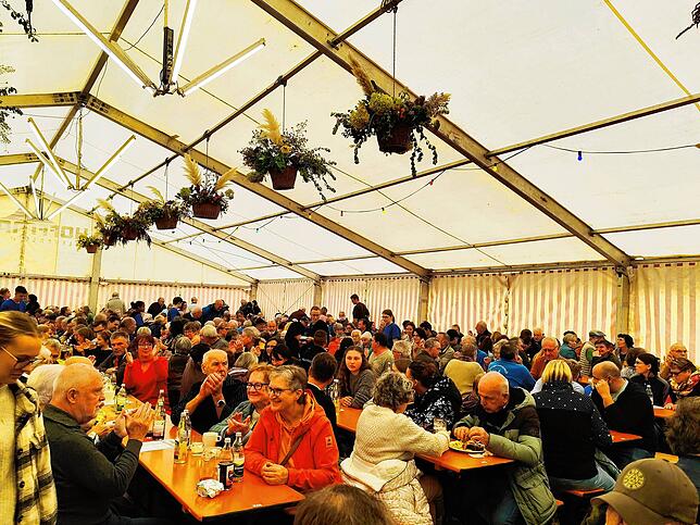 Bild 8: Das Erntedankfest in Hecheln zieht viele Menschen aus dem Umland in die Gemeinde Mühlingen