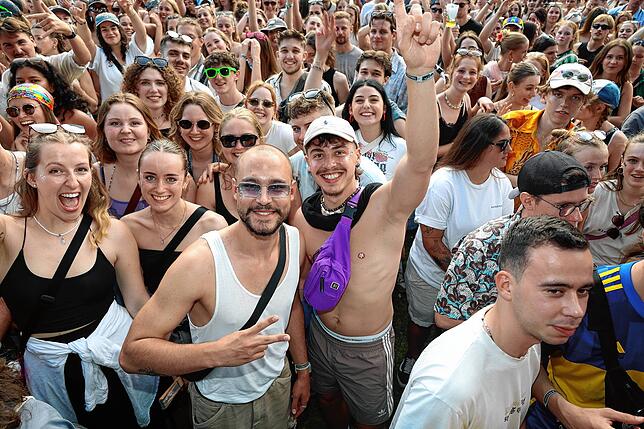Bild 5: Hier spielt die Musik! Fans tanzen vor den Bühnen beim Campus-Festival 2025