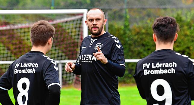 Verlängerter Arm des Trainers: Sergej Triller gibt seinen Mitspielern in der U23 des FV Lörrach-Brombach vor dem Anpfiff beim FC ...