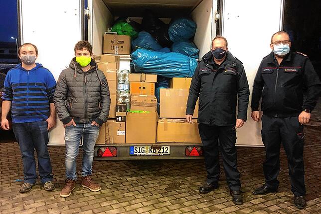 Ulrich Heim, Manuel Rumpel und die Kommandanten Florian Brucker und Sascha Schweikart (von links) leiteten die Spenden aus Wald zum ...