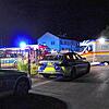 Polizei und Rettungsdienste stehen nach dem Messerangriff an der Asylbewerberunterkunft.