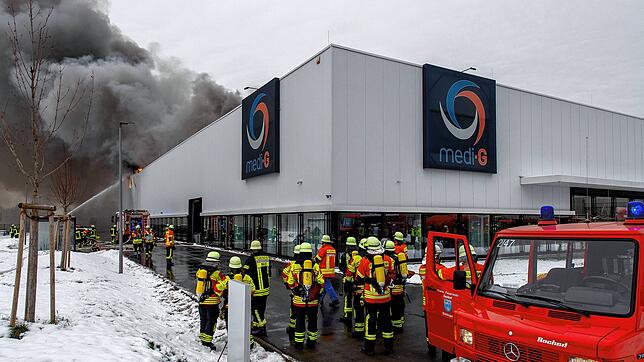 Ein Feuer bricht am Montag im Medizintechnikunternehmen Medi-G im Meßkircher Industriepark aus. Ein Drittel des Gebäudes ist zerstört ...