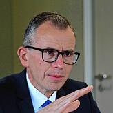„Da müssen wir vielleicht auch öffentliches Geld wieder in die Hand nehmen“, sagt Landrat Sven Hinterseh (Archivbild).
