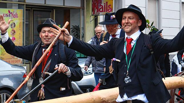In Bad Säckingen stellen Wälder am Ersten Faißen auf dem Münsterplatz den Narrenbaum. Beste Stimmung herrscht beim Umzug.