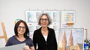 Kursleiterin Elena Romanzin und VHS-Leiterin Fatima Zobeidi-Weber mit Bildern der Ausstellung, die am 4. April eröffnet wird. Foto: ...
