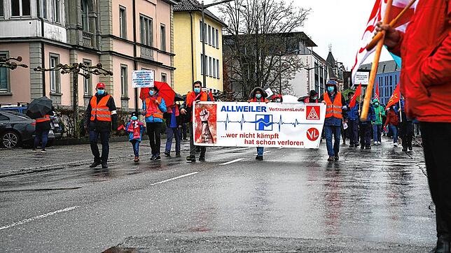 Vor dem Haupteingang des Allweiler-Werks in der Schützenstraße Radolfzell trafen sich die Arbeitnehmer und Vertreter der Gewerkschaft IG ...