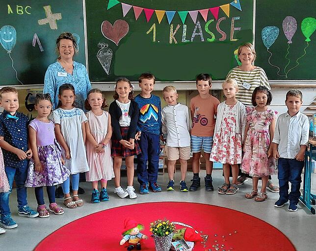 Die Klassenlehrerinnen Dagmar Seefelder und Karin Zimmermann bei der Einschulung der klasse 3c1 der Sonnenrainschule.
