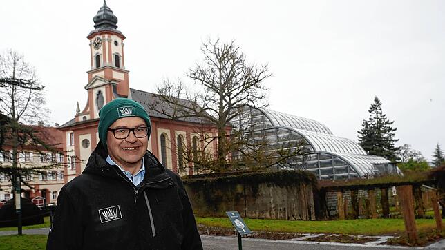 Das Palmenhaus auf der Insel Mainau soll abgebaut werden, sodass es wieder freie Sicht auf das denkmalschgeschützte Ensemble mit Kirche ...