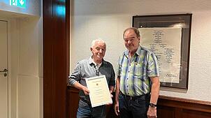 Werner Leber (rechts) mit dem neuen Ehrenmitglied Erich Bächle. Foto: Ralf Fricker