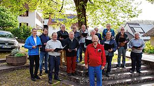 Der Männergesangverein Ofteringen, hier beim Singen am Lindenbaum im Jahr 2024, lädt zum 1.Mai-Fest rund um die Klosterschüer ein. Foto: ...