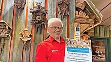 Hans-Peter Weis präsentiert das Plakat zum Jubiläums-Dorf-Flohmarkt am 20. Juli in Schönwald. Jetzt dürfen auch die Schonacher einen ...