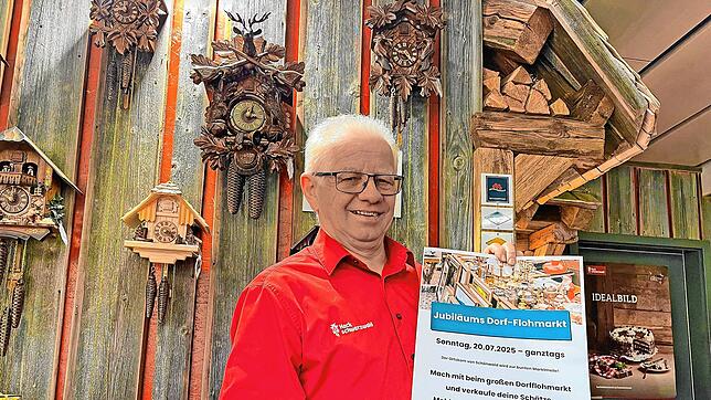 Hans-Peter Weis präsentiert das Plakat zum Jubiläums-Dorf-Flohmarkt am 20. Juli in Schönwald. Jetzt dürfen auch die Schonacher einen ...
