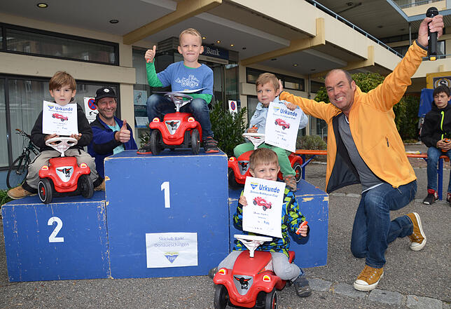 So sehn Sieger aus: Marc Schäfer (von links), Henry Weisbrod, Mats Rösch und Oliver Martin sind beim Bobbycar-Rennen des Ski-Club Baar ...