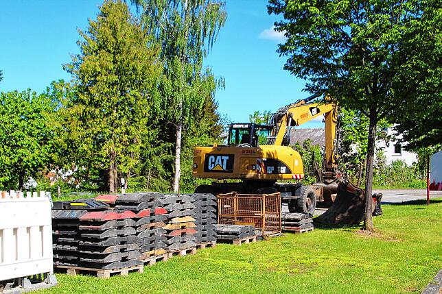 Von Richtung Sauldorf kommend stehen Bagger und Baumaterialien bereit.