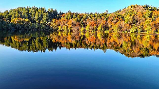 Bis in den Herbst hinein zieht der Bergsee Gäste und Ausflügler an.